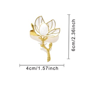 Anneau de serviette en résine rose et métal à motif floral pour une décoration élégante de table, idéal pour offrir et décorer, provenant d'Inde. - Product Image 5