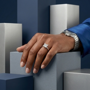 Anillo de compromiso clásico para mujer con diamante solitario de corte princesa en platino PT950 - Product Image 4