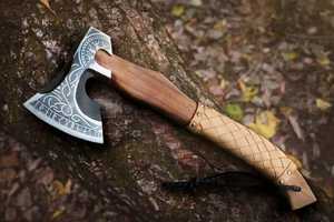 Hache de chasse et de camping en acier carbone avec manche en bois de frêne, lames en acier carbone faites à la main, haches vikings, avec manche enveloppé de cuir noir - Product Image 4
