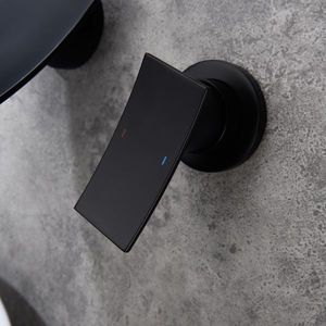 Rubinetto a Cascata da Bagno a Doppia Maniglia in Stile Antico, Montaggio a Parete, in Ottone con Finitura Oro Spazzolato per Installazione su Lavabo - Product Image 5