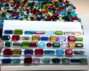 Lote al por mayor de 25000 quilates de gemas sueltas de cristal hidrotermal facetadas con corte esmeralda y cabujón surtido para fabricación de joyas - Product Image 4