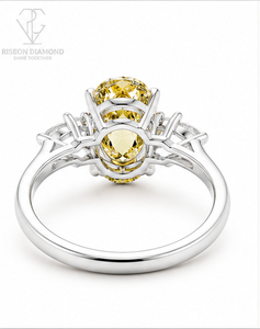 Élégante bague ovale en diamant jaune en or blanc 18 carats avec sertissage floral en or rose, diamants ronds et marquise sur les côtés, style couture. - Product Image 5