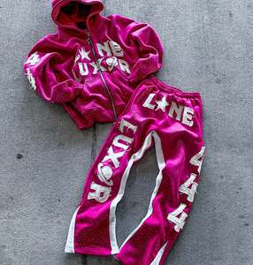 Ensemble survêtement homme streetwear personnalisé, comprenant un sweat à capuche zippé surdimensionné à strass et un pantalon de survêtement baggy, avec broderie de patchs et effet délavé à l'acide - Product Image 1