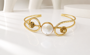Brazalete Ovalado Martillado con Perlas de Agua Dulce y Bisel de Flor en Latón Chapado en Oro, Joyería de Moda, Regalo - Product Image 2