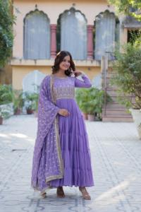 Traje Anarkali Moderno de Georgette Lavanda, Largo hasta el Suelo, con Bordado y Lentejuelas, de Secado Rápido, para Bodas/Fiestas - Product Image 3