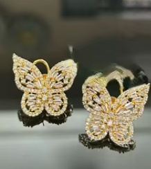 Boucles d'oreilles élégantes de qualité supérieure, finition dorée, style moderne, pour fêtes, mariages et autres occasions, collection pour femmes et filles. - Product Image 2