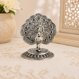 Sculpture traditionnelle indienne en métal représentant un paon, avec des plumes sculptées en détail, objet décoratif pour cadeaux festifs et accents d'intérieur - Product Image 2