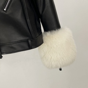 Blouson moto en cuir noir pour femme avec poignets en fausse fourrure, col montant, fermeture éclair, style hiver à manches courtes - Product Image 6