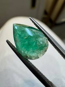 Émeraude Naturelle Colombienne Vert Émeraude Coupe Poire 3.18CT Pierre Précieuse Facettée Libre Effet de Couleur et de Feu Pour la Fabrication de Bijoux et les Collectionneurs Sans Trou - Product Image 2