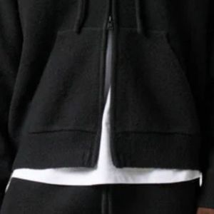 Sweat à capuche zippé noir en tricot avec emblème logo – Élégant et confortable pour hommes et femmes, idéal pour un usage quotidien et décontracté - Product Image 5