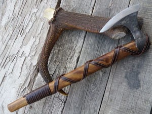 Hacha Vikinga de Acero al Carbono Forjado a Mano con Borde Dentado de Grado Industrial, Hoja Tipo Pata de Cordero HRC58-60, Inspirada en Ragnar Lothbrok - Product Image 2
