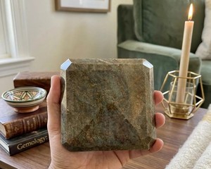 พลอยทับทิมสีแดงธรรมชาติทรงสี่เหลี่ยมเจียระไนแบบมรกต น้ำหนัก 5000 กะรัต พลอยเม็ดเดี่ยวขนาดใหญ่ สีแดงเข้มขัดเงา พลอยทับทิมคุณภาพสูง - Product Image 4