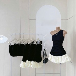 Conjunto de 2 Piezas Personalizado para Mujer: Top Negro Ajustado de Un Hombro y Minifalda Blanca con Burbujas, Bordado en Algodón y Bambú - Product Image 6