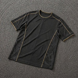 Maillot de football pour hommes en gros, haute qualité, noir mat, anti-humidité, manches courtes, imprimé, pour entraînement, avec passepoil doré - Product Image 1