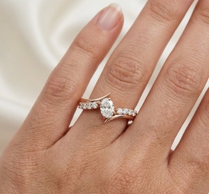Bague de fiançailles moderne à bande incurvée, diamant ovale 0,65 carat, alliance de mariage unique torsadée pour femme en or rose 14 carats - Product Image 4