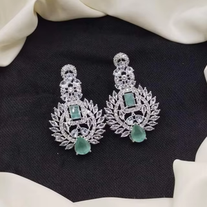 Boucles d'oreilles en zircon plaqué argent avec pierres bleues, design floral classique, parfaits pour les mariages et les ensembles de bijoux de mariage pour femmes - Product Image 2