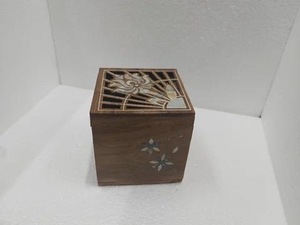 Juego de Bandeja y Caja para Incienso Aromático de Madera de Pino y Cuerno de Hueso Hecho a Mano por ILAHI, para Todas las Estaciones, de Uttar Pradesh - Product Image 1