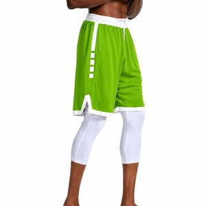 Shorts de basket-ball personnalisés pour hommes, vert clair avec rayures blanches, séchage rapide, vêtements de sport respirants pour l'entraînement. - Product Image 1