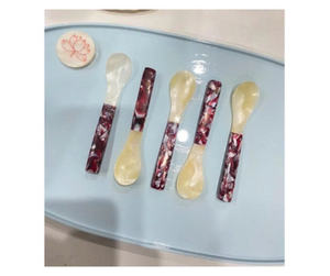 Cuillère en coquillage soigneusement sélectionnée, conçue pour servir le caviar lors de soirées gastronomiques élégantes. - Product Image 3