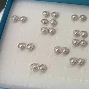 Boucles d'oreilles en perles d'eau douce blanches de 7 à 8 mm avec aiguilles d'oreille Mantou - Brillantes et impeccables - Product Image 4