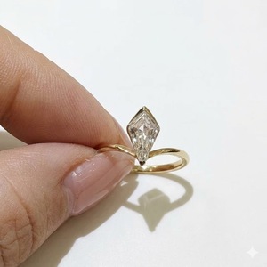 Bague de fiançailles solitaire en or massif 14 carats avec diamant de laboratoire certifié E VVS1 de 1 carat taille cerf-volant et alliance de mariage géométrique incurvée en chevron - Product Image 4
