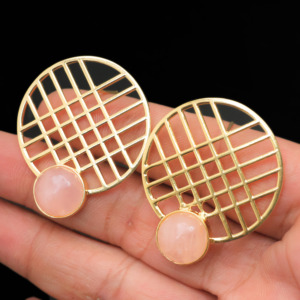 Boucles d'oreilles modernes plaquées or 18 carats avec pierre précieuse en quartz rose naturel – Boucles d'oreilles à clous tendance pour femmes – Cadeau pour elle - Product Image 1