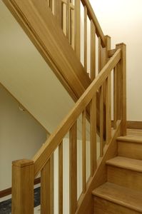 Poste de Escalera Cuadrado de Madera Maciza con Anclajes Metálicos y Tapas de Madera para Instalación de Escaleras - Product Image 6