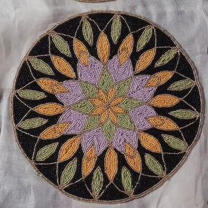 แผ่นรองจานรูปวงรีทำมือประดับลูกปัด ทอด้วยเทคนิคการปักลายแจ็คการ์ด กันลื่น ซักได้ เป็นมิตรกับสิ่งแวดล้อม ลายพืช - Product Image 2