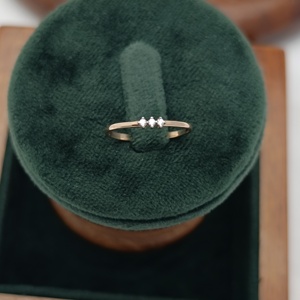 Bague de mariage élégante et délicate pour femme, minimaliste, à trois pierres, empilable, pour usage quotidien, avec micro-incrustation polie, Namivaa - Product Image 4