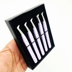 Pinces à cils professionnelles en acier inoxydable, pointe argentée/couleur violette clair avec revêtement en poudre/noyau de pinces en acier inoxydable, emballage en boîte noire pour 5 pinces. - Product Image 1