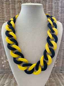 Collier bib bohème tendance pour femme, avec tranches de noix bleues bio, en copeaux de bois superposés, style statement, cordon réglable - Product Image 2