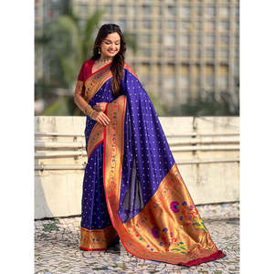 Sari de seda de fusión Paithani Bandhani violeta con tejido Zari de Elite Weaves, Pallu Meenakari y blusa a contraste - Product Image 1