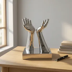 Sculpture de mains ouvertes en argent métallisé sur socle miroir, accent décoratif moderne pour table, idéal pour la maison, le bureau et le salon - Product Image 6