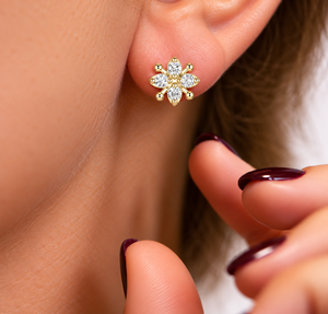 Boucles d'oreilles clous en or jaune 14K 18K avec diamants de laboratoire taille ronde, motif floral à quatre pierres, DEF VVS, bijoux fins pour mariée et mariage, ODM - Product Image 2