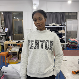 Sweat-shirt gris clair avec lettrage noir à pois sur la poitrine, col court, manches et ourlets gris, coupe décontractée, manches longues - Product Image 1