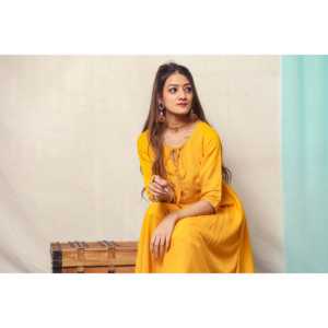 Vestido hecho a mano con diseño de Gotta en amarillo cúrcuma, cuello en V, estilo cruzado y lazo, talla XS con cintura natural. - Product Image 1