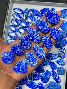 Perles polies en lapis-lazuli naturel de qualité supérieure pour la fabrication de bijoux, la guérison, la décoration et les projets d'artisanat, disponibles à la vente - Product Image 2