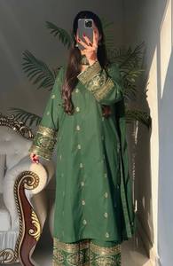 Salwar Kameez en soie brodée verte pour femme, coupe moderne, longueur genou, séchage rapide, idéal pour la plage, les remises de diplômes, Diwali, les mariages et les fêtes - Product Image 3
