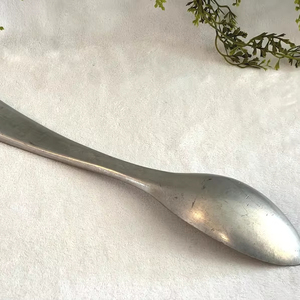 Cuillère de service vintage en métal, grande, contemporaine, moderne, usée - Product Image 1