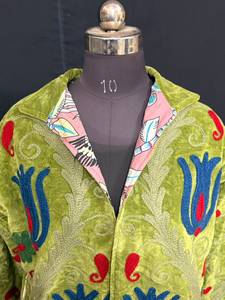 Veste courte vintage en velours vert olive brodée Suzani pour femme, doublée de soie, style ethnique, faite à la main, idéale pour les festivals - Product Image 4