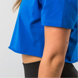 Haut court pour femme en jersey tricoté respirant et doux, avec logo imprimé et boutons, idéal pour les tenues décontractées de printemps – Meilleure vente sous marque privée - Product Image 4