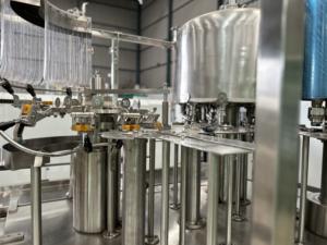 Máquina Automática 3 en 1 para Enjuague, Llenado y Tapado de Botellas de Plástico para Bebidas con Control Digital del Motor - Product Image 5