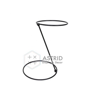 Soporte de exhibición de sombrero de metal de alambre blanco respetuoso con el medio ambiente de lujo moderno independiente para tiendas de ropa - Product Image 5