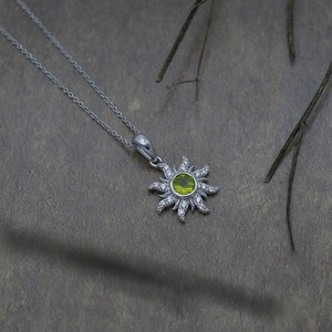 Colgante de Peridoto Natural, Piedra de Nacimiento de Mayo, Oro Sólido de 14K, Joyería de Piedras Preciosas Hecha a Mano, Regalo para Hombres y Mujeres, Grado Premium IGI - Product Image 1