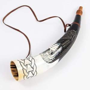 Corne de guerre gravée à la main, style viking vintage, gobelet à mézze en cuir embossé, durable pour usage extérieur - Product Image 1