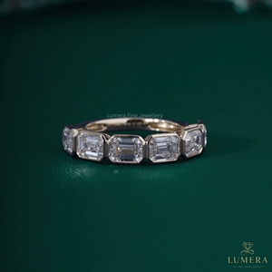 Bague de mariage élégante en diamant de laboratoire taille émeraude 2,98 carats, sertie clos, style éternité, empilable, pour femme - Product Image 5
