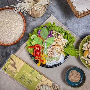 Fideos de arroz elaborados con ingredientes de arroz seleccionados que ofrecen una textura suave y un rendimiento de cocción consistente - Product Image 6