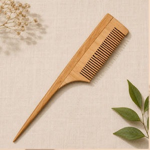 Peine ergonómico de madera con dientes anchos, diseñado con un mango resistente para desenredar suavemente, disponible a precios de mayoreo. - Product Image 5