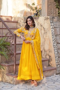 Robes Anarkali traditionnelles indiennes exclusives en tissu Faux Blooming avec broderie de sequins et bordure en dentelle de créateur - Product Image 5