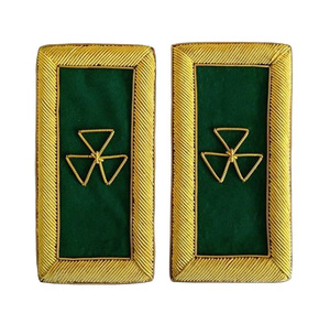 Épaulettes de luxe faites à la main pour manteau de cérémonie des Chevaliers Templiers, avec broderie en fils métalliques - Product Image 1